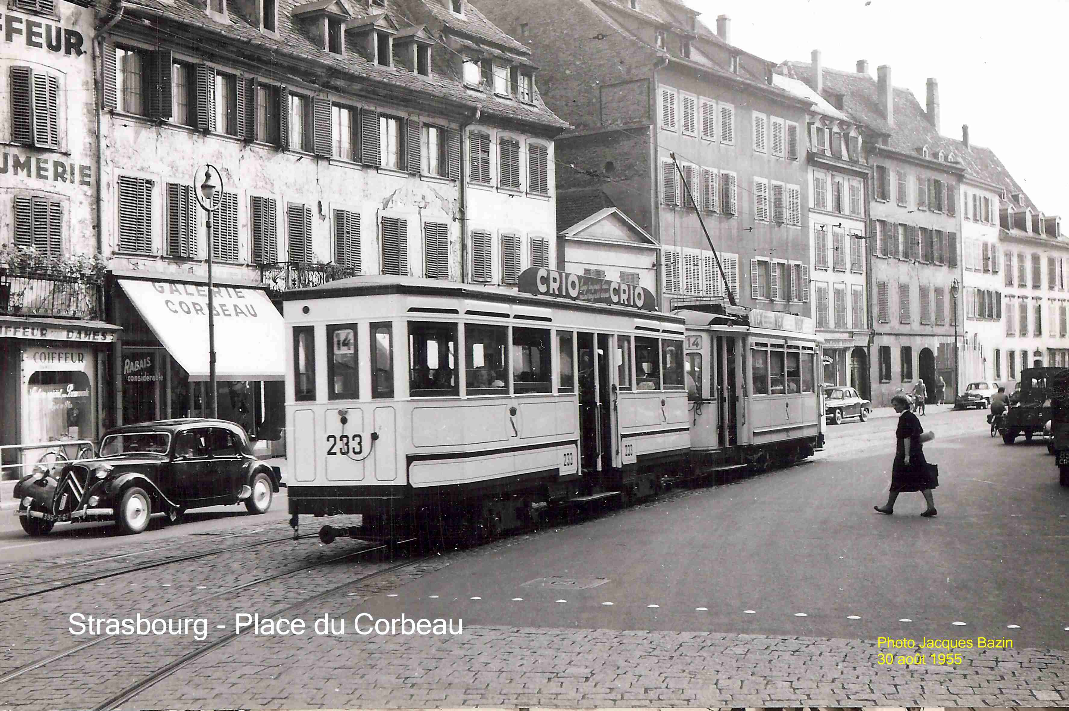 Une rame de la ligne 14, Rue du Corbeau.